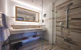 Das Badezimmer im Premium-Familienzimmer